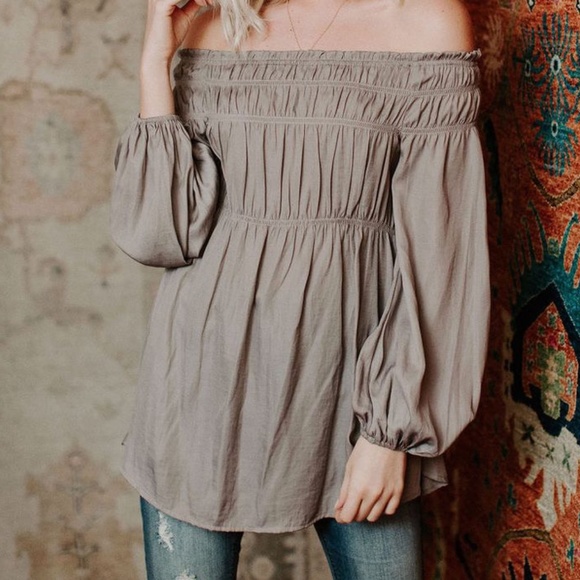 Vestique Off the Shoulder Top - Picture 1 of 8